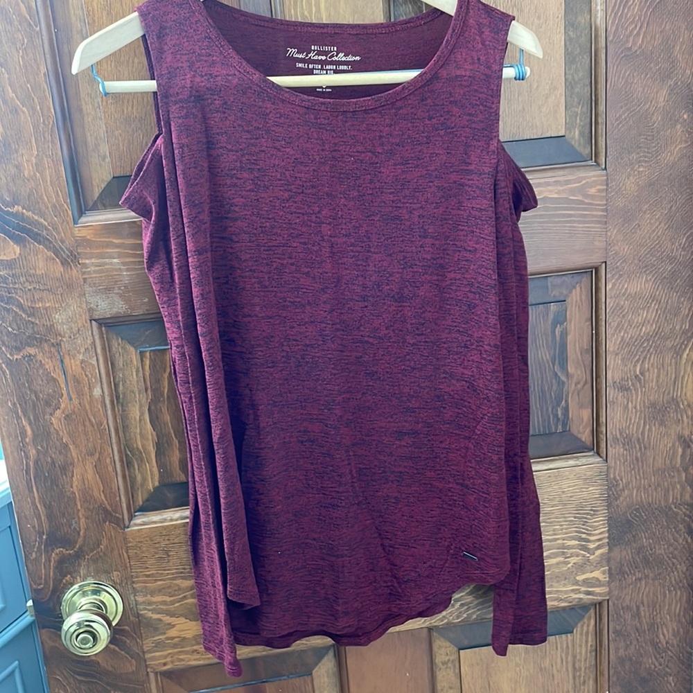Cut-Out shoulder long sleeve shirt